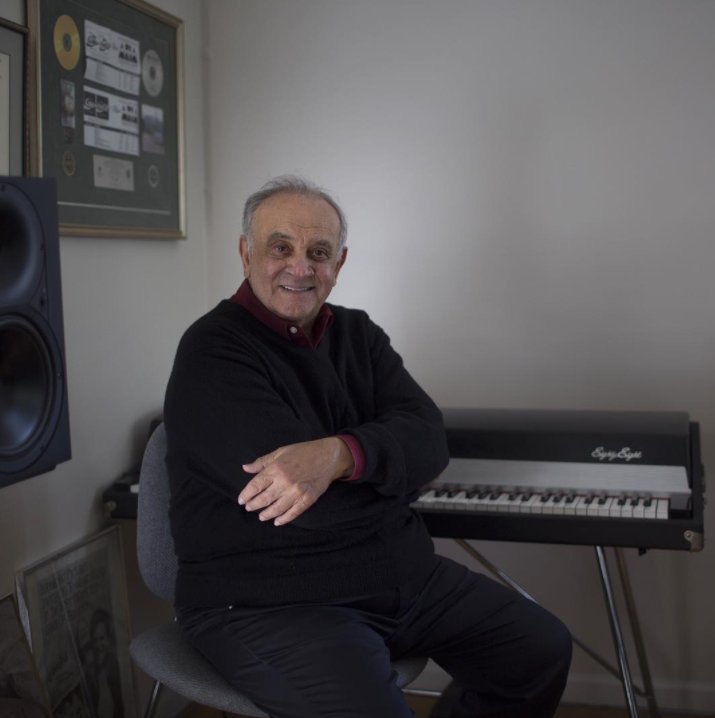 criterionchannl's tweet photo. HBD to the great Angelo Badalamenti! Here he is with the Fender Rhodes Mark 1 on which he composed his scores for David Lynch 😍. 

Watch him discuss his work on our editions of MULHOLLAND DR. and TWIN PEAKS: FIRE WALK WITH ME! 
https://t.co/C4zHvWiT6c
+
https://t.co/jDSwIJMWip https://t.co/FXDKe3ZpaU