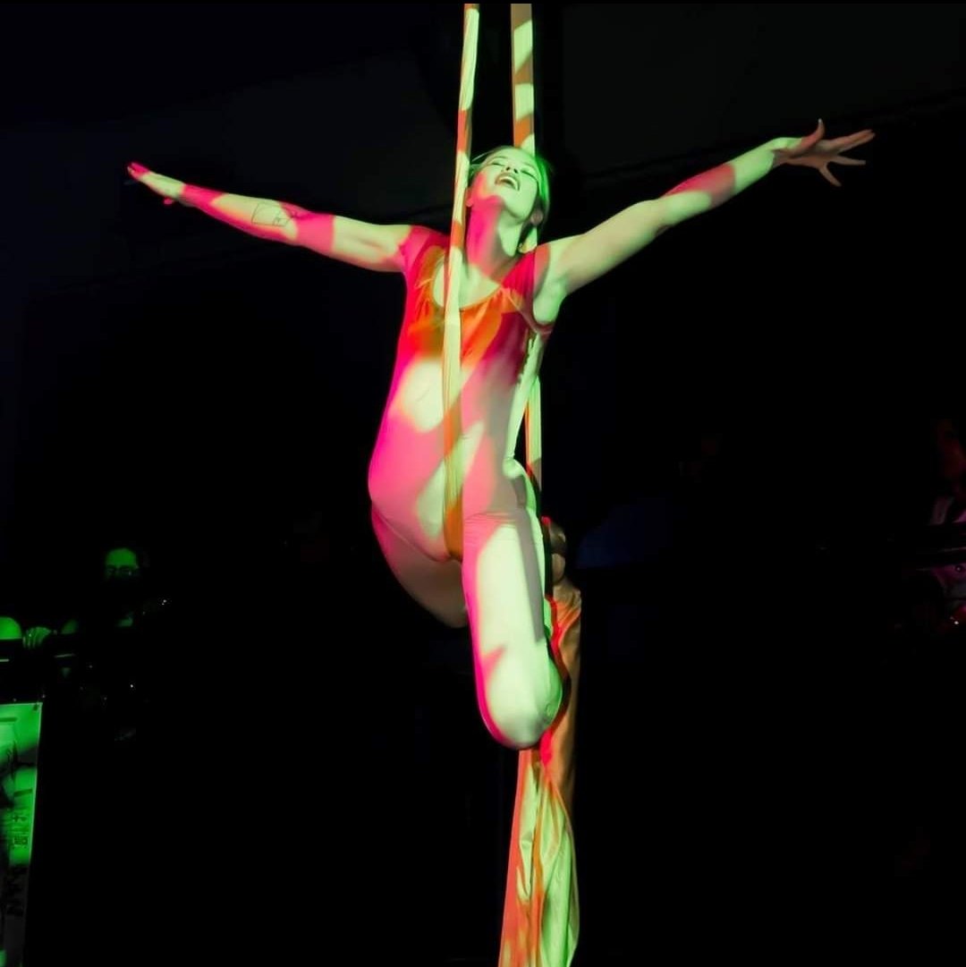 Aerial_Raven's tweet photo. One of my first performance photos ever. Back in 2017 during a student showcase. Photo by Sara Vallustig.
#aerialsilks #circusperformer https://t.co/6etAnmi5Te