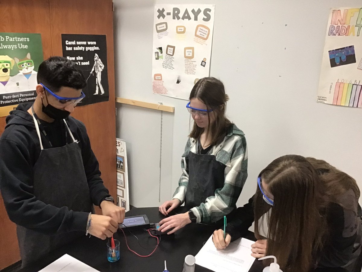 DoDEA_OTHS's tweet photo. Chemistry 2 students are #electroplating a paperclip with copper using #vernier #constantcurrent systems. #oths #scienceisfun #oths #dodeagrants https://t.co/m3eFQkhj93