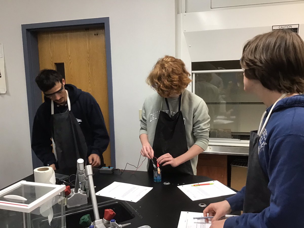 DoDEA_OTHS's tweet photo. Chemistry 2 students are #electroplating a paperclip with copper using #vernier #constantcurrent systems. #oths #scienceisfun #oths #dodeagrants https://t.co/m3eFQkhj93