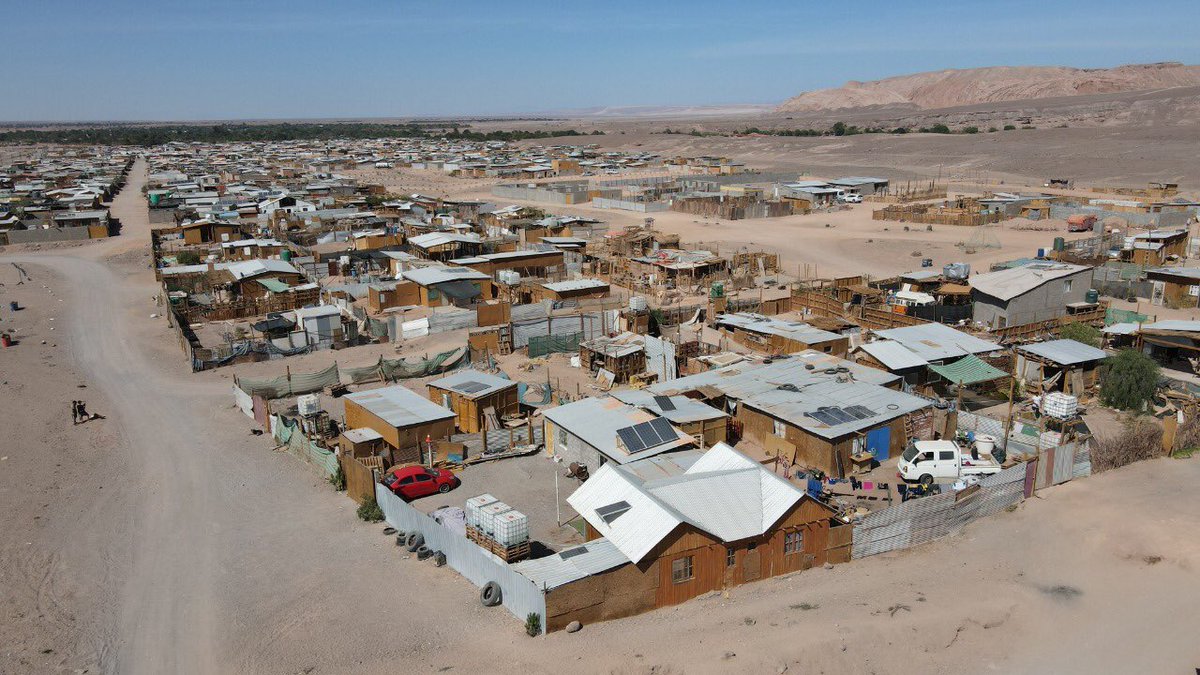 rbalcazarmor's tweet photo. En San Pedro de Atacama, mineras de cobre y litio extraen en conjunto más de 180.000.000 lts./día de agua (dulces y salmueras). En las “tomas” de la periferia sampedrina, familias enteras viven hasta con 4.000 lts./mes llevados en camiones aljibes. (1m3=$12k) #NoEsSequiaEsSaqueo https://t.co/45IGuYdR93