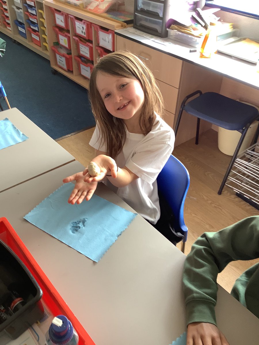 AGInfschool's tweet photo. In Year Two in R.E, we are thinking about what Christians do at Easter time. This week we are making and eating delicious Hot Cross Buns. #agire #agidt #agiyr2 #askmewhythecrossmatters https://t.co/RPZtvKcTi0
