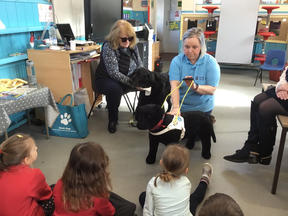 ysgllanllwni's tweet photo. Profiad gwych heddiw yn croesawu Ruth, Davina a Barney y ci o Gŵn Tywys Cymru i ddysgu ni am y gwaith pwysig ac hanfodol o gŵn tywys. Diolch yn fawr i chi! 🐾 #ymaacacwllanllwni #eliegwyddorolllanllwni #guidedogscymru https://t.co/swIx8w5U7I