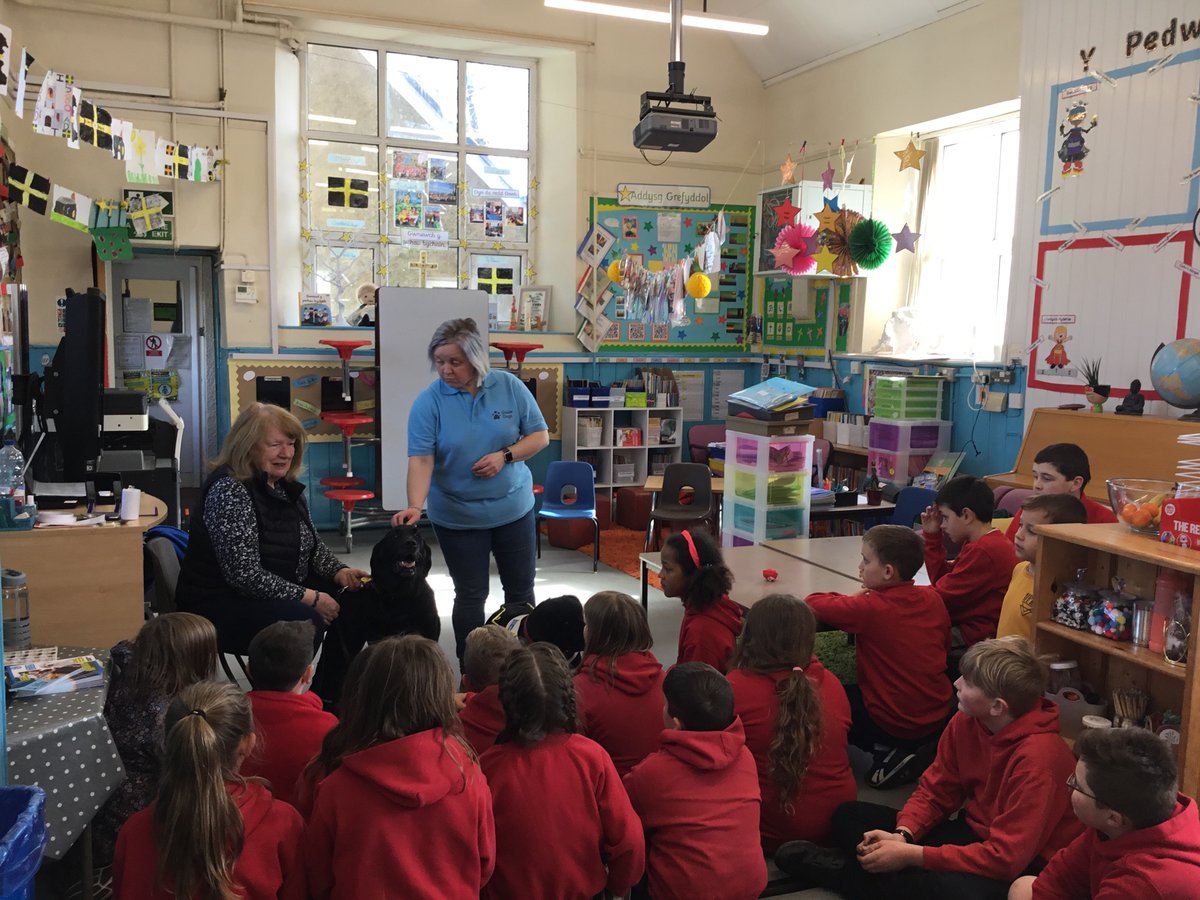 ysgllanllwni's tweet photo. Profiad gwych heddiw yn croesawu Ruth, Davina a Barney y ci o Gŵn Tywys Cymru i ddysgu ni am y gwaith pwysig ac hanfodol o gŵn tywys. Diolch yn fawr i chi! 🐾 #ymaacacwllanllwni #eliegwyddorolllanllwni #guidedogscymru https://t.co/NKQKHqGjsx