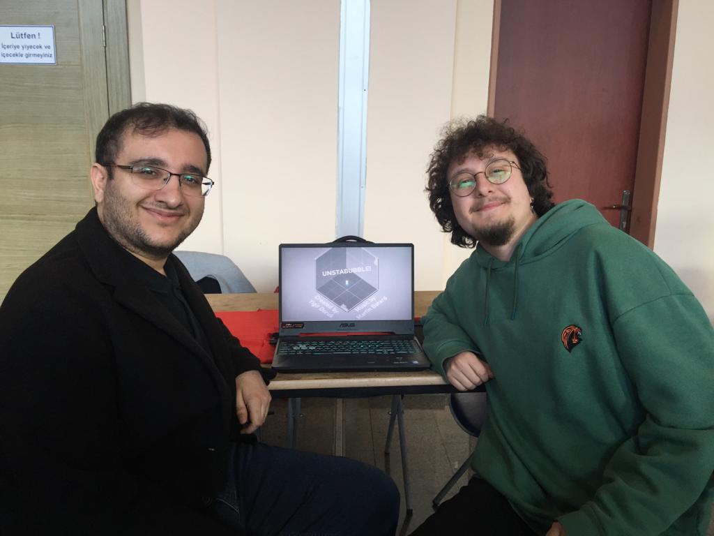 Geçtiğimiz hafta sonu sanırım hayatımın en güzel anlarından birini yaşadım. YıldızCon22'de yaklaşık 2 aydır üzerinde çalıştığım oyunum Unstabubble'ı yüzlerce kişinin karşısına çıkarma şansını yakaladım. Başta <a href="/talhaaynaci/">Talha Aynacı 🕹️</a> ve <a href="/DostKayaoglu/">Dost Kayaoğlu</a> olmak üzere oynayan herkese teşekkürler🤟
