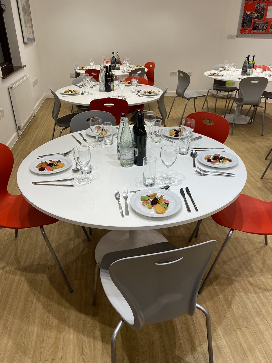 WetherbySixth's tweet image. We had such a hoot hosting the @ueseducation mock admissions event. With a quarter of our students applying to the US, we found this incredibly useful! Thanks to @EndicottCollege  @USC @nyuniversity @NotreDame for teaching us how selection works!