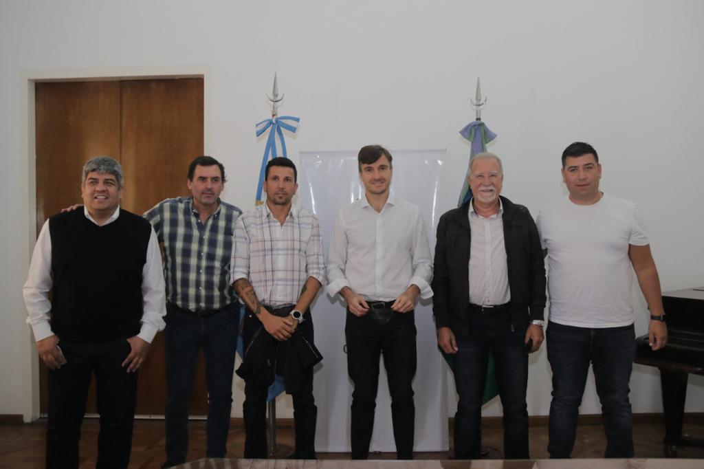 omarplaini53's tweet photo. 📍Encuentro en el Municipio de Morón, donde nos recibió el Intendente @LucasGhi junto a concejales del FdT. Excelente reunión de trabajo entre el Movimiento Obrero y el Municipio.
#CGT #Morón #Trabajadores https://t.co/co8sMvu6R9
