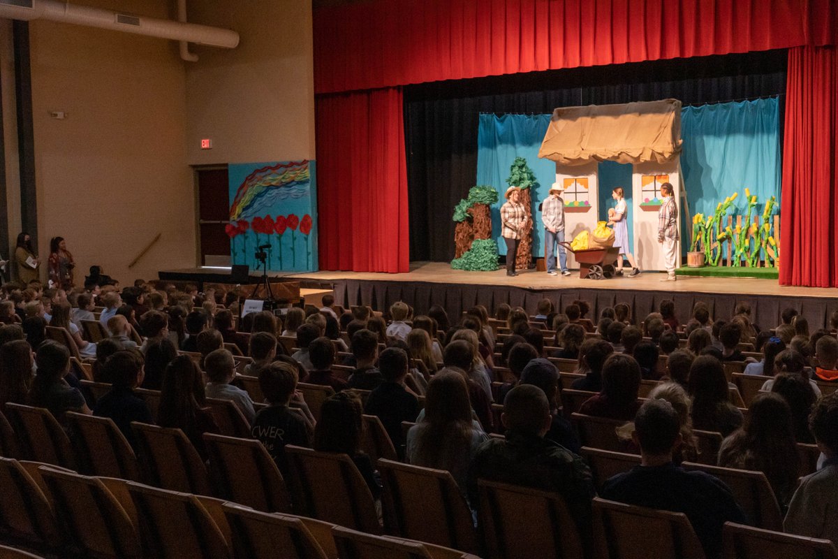hollyacademymi's tweet image. Spanish Drama did great with their performance of "El Mago de Oz", thank you for daring to be remarkable! A big thank you goes out to all the supporters that worked hard to make this happen.

#characterdefinesus
#CMUcharters
#MIcharterstory
#powerofthepack
#charterschools