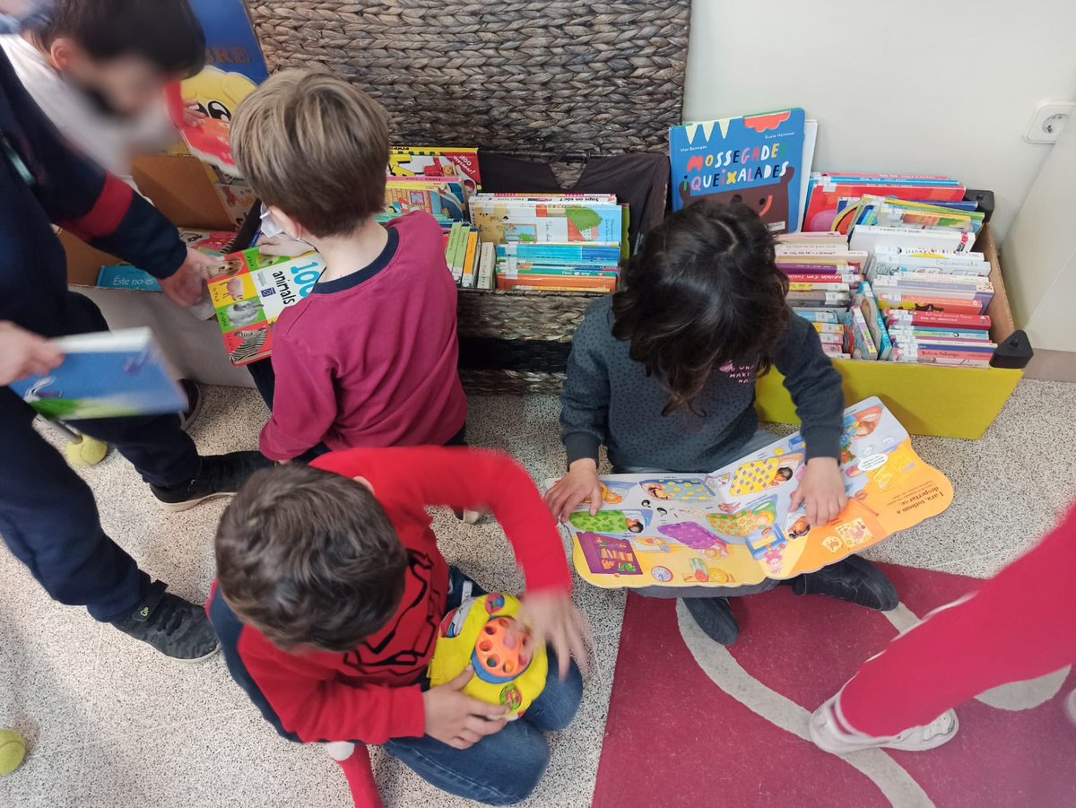 Escola_Agulla's tweet photo. 📅 Divendres passat l’alumnat de #1r #EP va visitar la biblioteca 📚 del Catllar. 

📖 L’Isabel, la bibliotecària, va explicar el funcionament de la biblioteca i un conte.

#ieagulla #aprenentatge https://t.co/ipwzYmK6cU