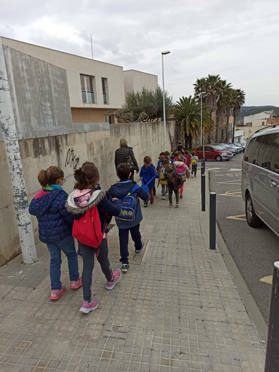 Escola_Agulla's tweet photo. 📅 Divendres passat l’alumnat de #1r #EP va visitar la biblioteca 📚 del Catllar. 

📖 L’Isabel, la bibliotecària, va explicar el funcionament de la biblioteca i un conte.

#ieagulla #aprenentatge https://t.co/ipwzYmK6cU