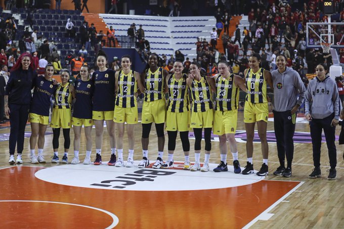 Fenerbahçe Safiport takım olarak parkede galibiyeti kutlarken