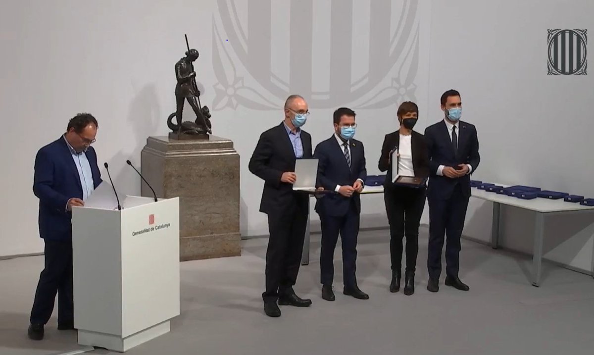 📢<a href="/Lauraperacaulab/">Laura Peracaula</a>, presidenta d'<a href="/intermedialabor/">Intermedia</a> i codirectora de Suara, recull la placa al treball President Macià.

🏅 El guardó, entregat pel President <a href="/perearagones/">Pere Aragonès i Garcia</a>, té l'objectiu de distingir la tasca d'Intermedia a la igualtat d'oportunitats del mercat laboral a Catalunya.