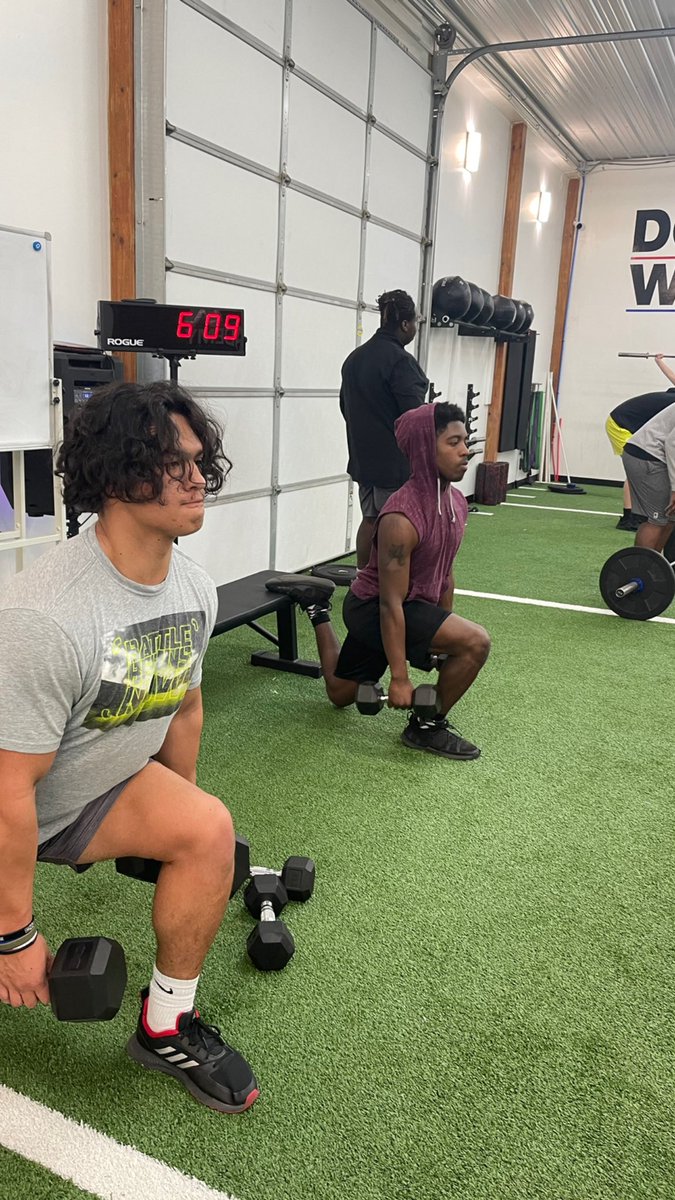 ArmedPHorce's tweet photo. Core, Plyo, and balance Lower body focus day! 🦵🏾🦵🏾🦵🏾Working those small foundational aspects of strength is key for development and continued growth!  This challenged many of the athletes but they accepted And conquered! 

#BBAATHLETICS
#ONYXFITNESSACADEMY https://t.co/kCx8tEJTlv