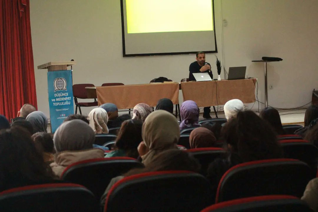 dusmedtop1's tweet photo. Düşünce ve Medeniyet Topluluğu olarak Gürpınar Anadolu Lisesinde "Gençlik ve Kişisel Gelişim" başlıklı sempozyum düzenlendi. Hocalarımıza Dr .Arş.Gör.Ali İnan, Dr.Öğr.Üyesi Doğan Çelik, Dr. Arş.Gör. Faruk Sönmez ve Arş.Gör.Hasan Üzmüş'e teşekkür ederiz. https://t.co/EUnqVydj5G