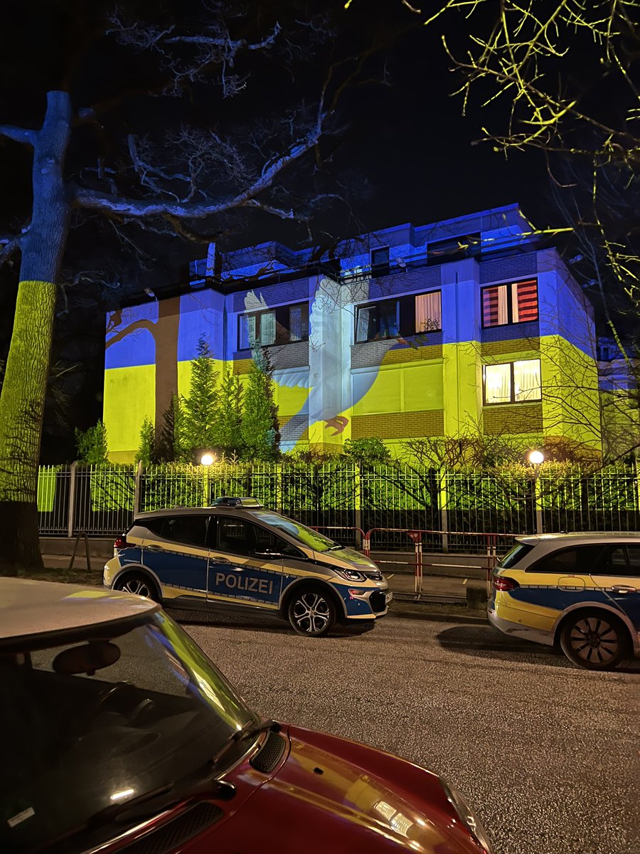 Wir setzen ein Zeichen gegen Putins Angriffskrieg und ein öffentlich sichtbares Zeichen für die Solidarität mit der Ukraine. Seit 19:30 Uhr erstrahlt das russische Generalkonsulat in #Uhlenhorst in den Farben der Ukraine #ukraine #ukrainekrieg #russland #RusslandKrise #hamburg🇺🇦