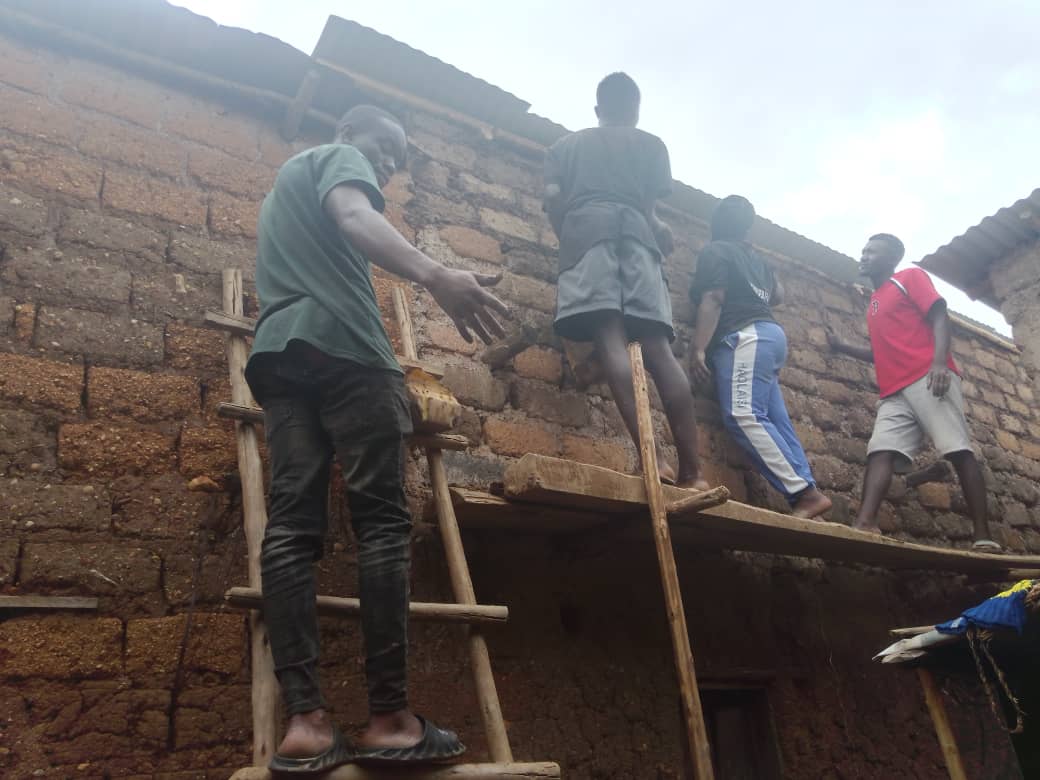 Rubavu_NYC's tweet photo. Urubyiruko rwa @RubavuDistrict muri NyamyumbaSector (@RubavuN) hamwe na @RyvcpRubavu  rukomeje  ibikorwa by'Ubutwari aho rwubakiye inzu umukecuru utishoboye, babumba n'amatafari azakoreshwa hubakwa ubwiherero, @kambogo1 @HabitegekoFran1 @RwandaWest  #Umuganda https://t.co/opH3Eh8eLt