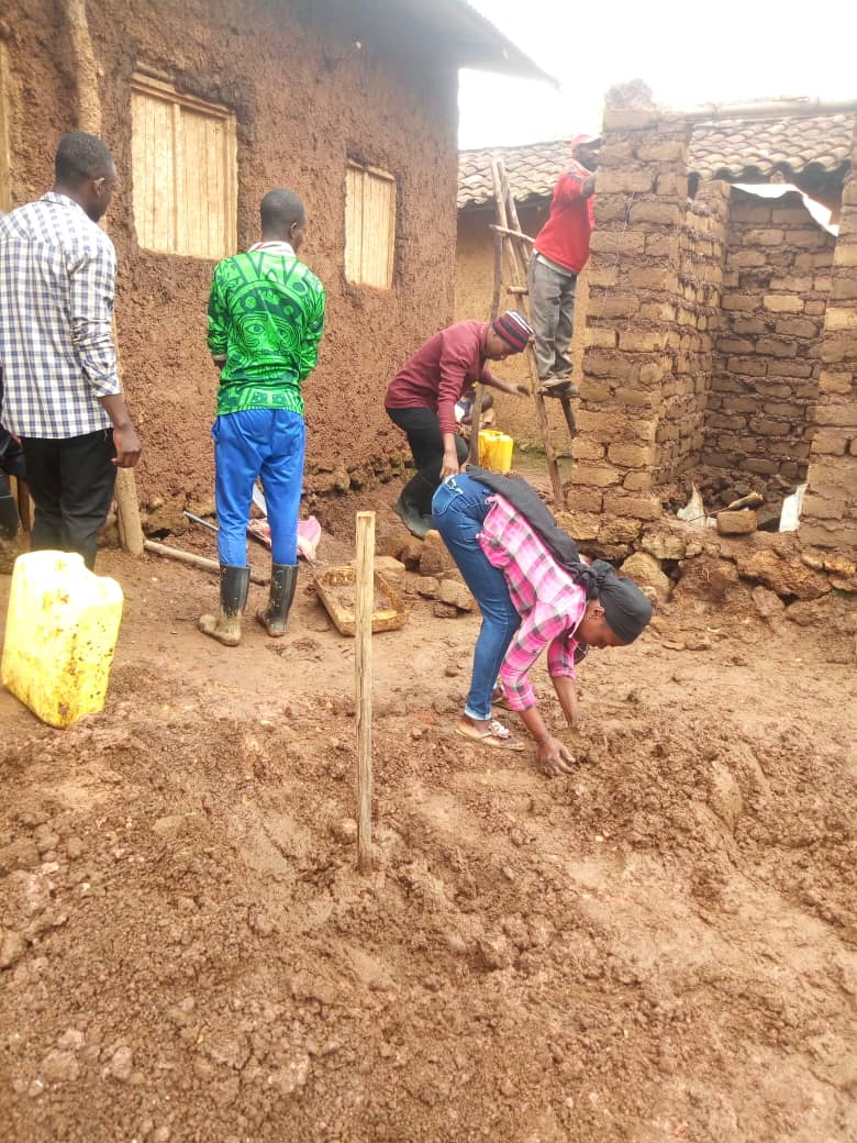 Rubavu_NYC's tweet photo. Urubyiruko rwa @RubavuDistrict muri NyamyumbaSector (@RubavuN) hamwe na @RyvcpRubavu  rukomeje  ibikorwa by'Ubutwari aho rwubakiye inzu umukecuru utishoboye, babumba n'amatafari azakoreshwa hubakwa ubwiherero, @kambogo1 @HabitegekoFran1 @RwandaWest  #Umuganda https://t.co/opH3Eh8eLt