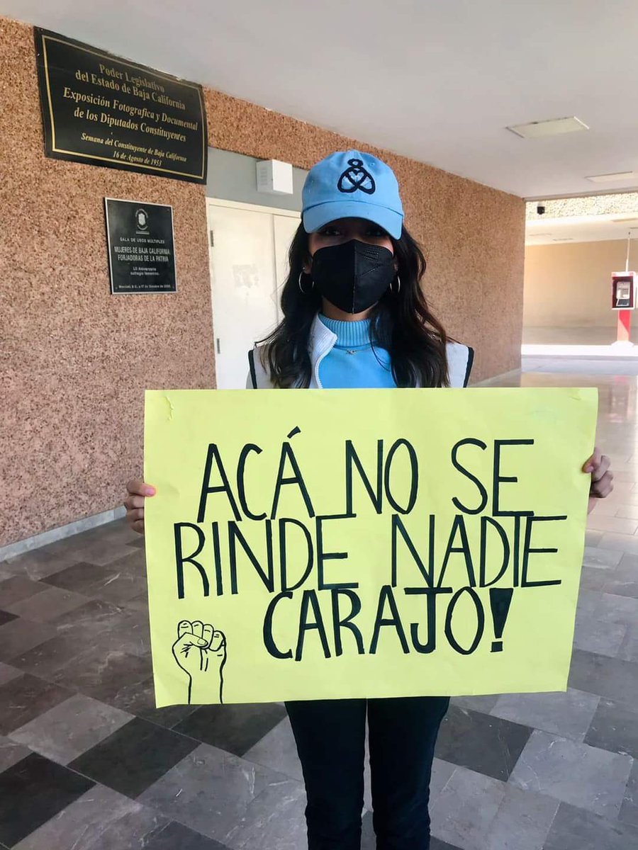 oscarzamora98's tweet photo. Iba caminando camino a pagar las placas, cuando esta mujer se me acerca y me ofrece poppers, cuando le dije que ,"no gracias", me grita "Mexicali es provida maricon!" Y procede a golpearme en los huevos #BCesprovida https://t.co/kdc57wyenr