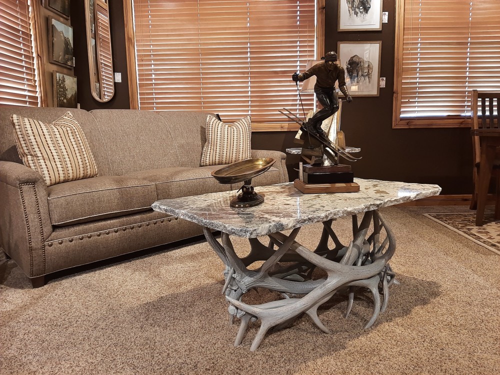 Choosing the right antler decor can be as simple as selecting the right finish.

See more: bit.ly/3tyaKuk

Content provided by The Peak Antler Company