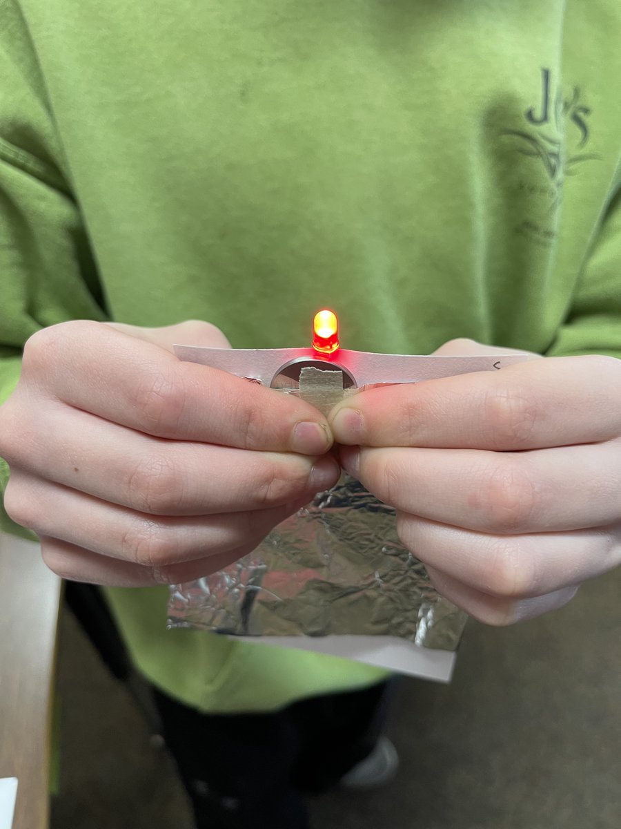 MsKatieArcher's tweet image. "I have not failed. I've just found 10,000 ways that won't work." -Thomas Edison 
We experimented with creating our own light using batteries. Then we added tinfoil and a notecard and tried to create the light with those. #fourthgradescience #diyflashlight #mysteryscience