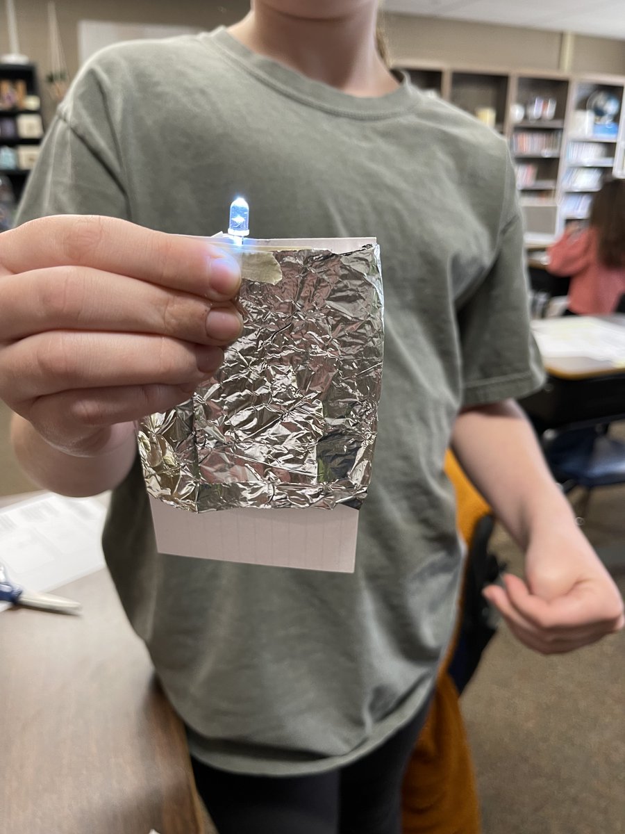 MsKatieArcher's tweet image. "I have not failed. I've just found 10,000 ways that won't work." -Thomas Edison 
We experimented with creating our own light using batteries. Then we added tinfoil and a notecard and tried to create the light with those. #fourthgradescience #diyflashlight #mysteryscience