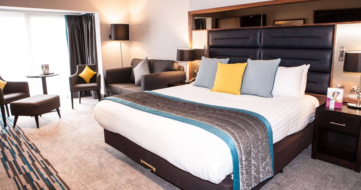 Stretch out and get 𝒄𝒐𝒎𝒇𝒐𝒓𝒕𝒂𝒃𝒍𝒆. 🛏️ 
Our luxurious hotel rooms are the perfect place to work, rest and make yourself at home when visiting West Sussex. ✨ 
Book now → bit.ly/38sn5Fk

#WestSussex #EastGrinstead #Staycation
