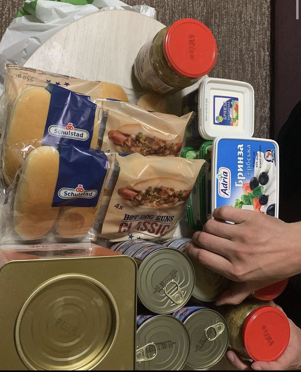 hlmysa's tweet photo. Yarin sokağa çıkma yasağı var oteldesiniz kapali kalicaksiniz kapiniz çalıyor ve bu yiyecekler size bırakılmış kim mi ? Ülkemin büyükelçiliği göndermiş ve o kadar işinin arasinda sizi de düşünmüş.Gururlandim devletimle guzel Türkiye’mle @TCKievBE @TC_Disisleri https://t.co/qyWzH1UKg6