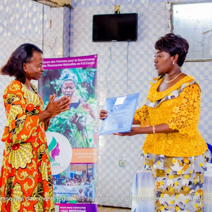 FFGRN_RDC's tweet photo. Dans le cadre de l'accompagnement des femmes que le FFGRN  a aidé les associations des maraîchères de Kinshasa, a se doter des statuts et du F92. 
Lors  d'une séance de remise officielle organisée le 18 mars 2021  que les associations  Elydia et ASSOLU  ont reçu ces documents. https://t.co/dU96Kdsszd