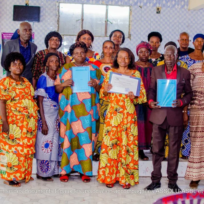 FFGRN_RDC's tweet photo. Dans le cadre de l'accompagnement des femmes que le FFGRN  a aidé les associations des maraîchères de Kinshasa, a se doter des statuts et du F92. 
Lors  d'une séance de remise officielle organisée le 18 mars 2021  que les associations  Elydia et ASSOLU  ont reçu ces documents. https://t.co/dU96Kdsszd