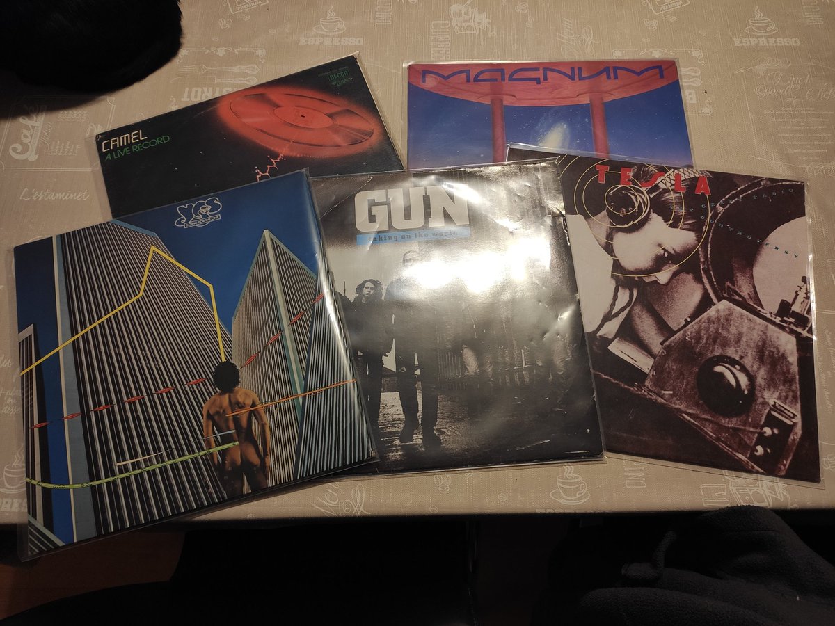 antonijv's tweet photo. Molt bona estona la que vaig passar triant i remenant a la @FIRADISC1 deSants el divendres a la tarda, enmig d'un gran ambient.
Una mica de tot a la collita: rock anglès, americà, i prog clàssic. Molt content! #FiraDisc #vinylrecords #VinylDays #vinylcollection #VinylCollector https://t.co/dlXKtxVvWF