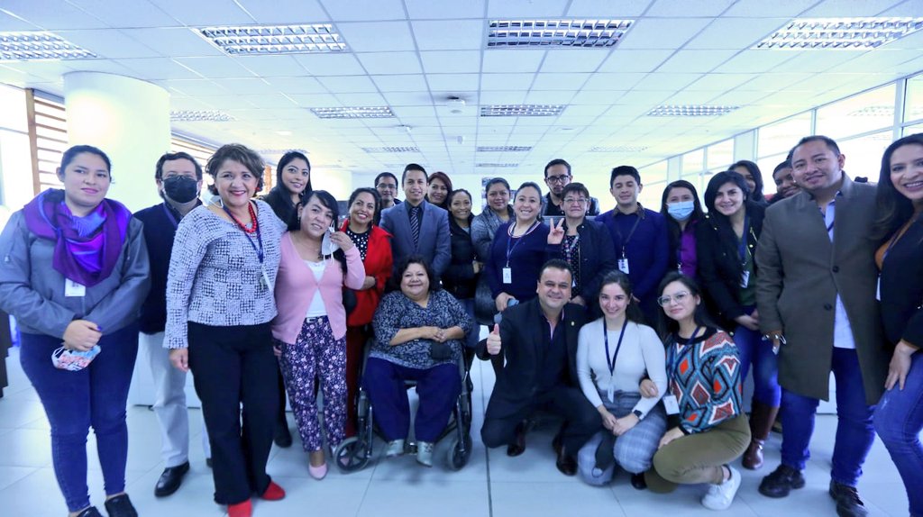 EstebanBernalB's tweet photo. Hoy empezamos nuestras actividades laborales, visitando a los funcionarios de la Subsecretaría de Discapacidades del #MIES, dirigido por @LilyZanafria. Dialogué con cada uno de ellos y felicité su gestión y loable servicio público en beneficio de grupos de atención prioritaria. https://t.co/ecY2vQKEwp