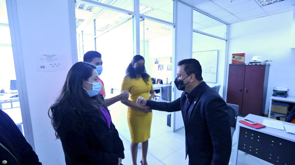 EstebanBernalB's tweet photo. Hoy empezamos nuestras actividades laborales, visitando a los funcionarios de la Subsecretaría de Discapacidades del #MIES, dirigido por @LilyZanafria. Dialogué con cada uno de ellos y felicité su gestión y loable servicio público en beneficio de grupos de atención prioritaria. https://t.co/ecY2vQKEwp