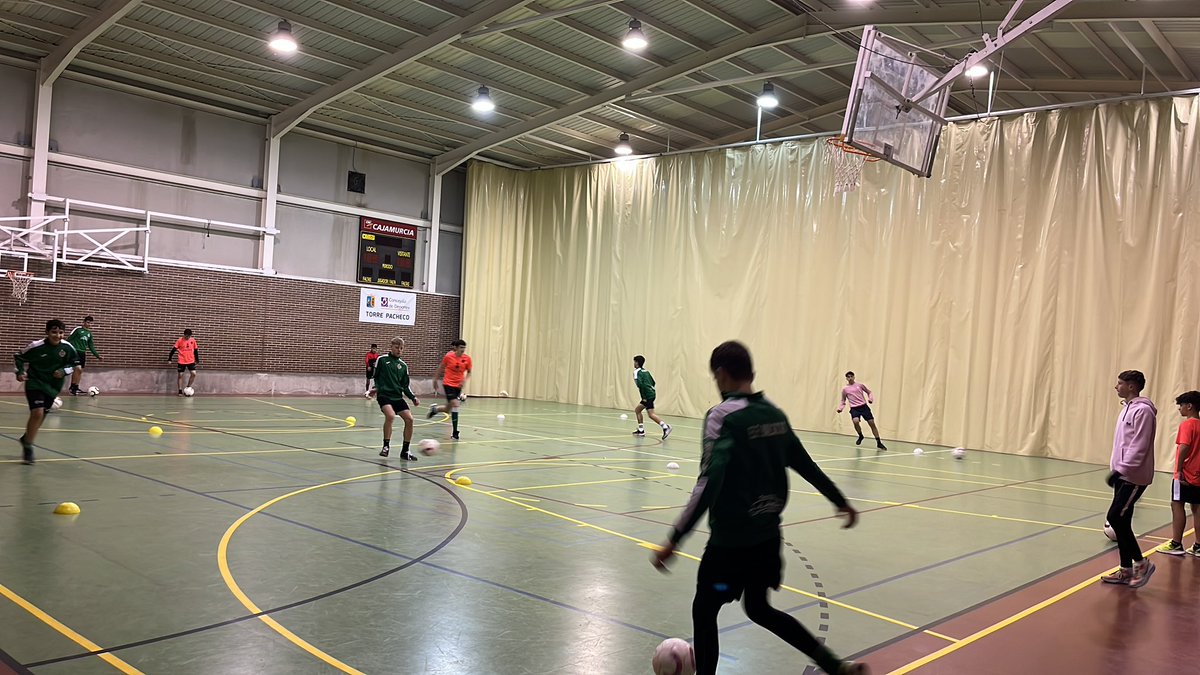 Equipo cadete federado de fútbol 11 entrenando en media pista de un pabellón con 20 jugadores, suma y sigue en Balsicas con las instalaciones <a href="/TPacheco_Ayto/">Ayto. Torre Pacheco</a> , un campo de césped natural que no se puede pisar y una situación ya dos semanas así , muy triste pero real