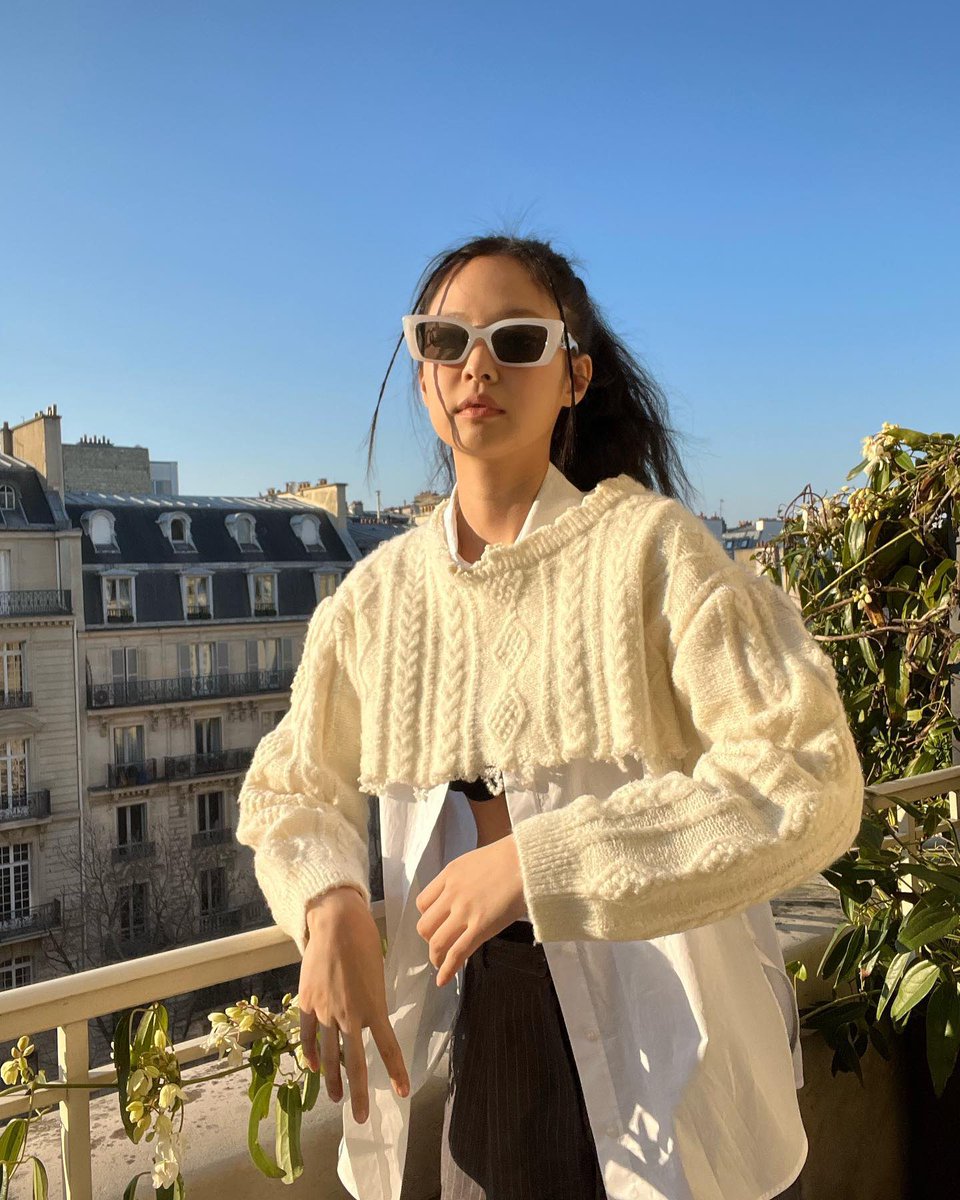 Azhae's tweet photo. Sort of sunkissed in Paris. https://t.co/jSb6sDM0Gq
