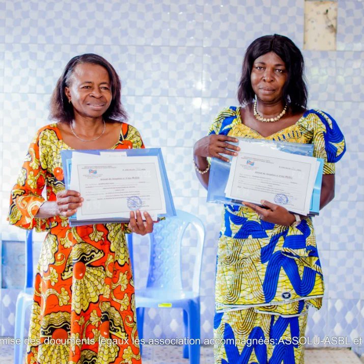 FFGRN_RDC's tweet photo. Dans le cadre de l'accompagnement des femmes que le FFGRN  a aidé les associations des maraîchères de Kinshasa, a se doter des statuts et du F92. 
Lors  d'une séance de remise officielle organisée le 18 mars 2021  que les associations  Elydia et ASSOLU  ont reçu ces documents. https://t.co/dU96Kdsszd