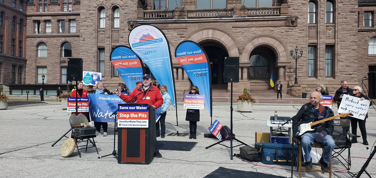 Happy #WorldWaterDay 
Was a  sunny day for people defending clean water from gravel mining and new highways at Queen's Park today. 
#waterisaright #yourstoprotect #reformgravelmining <a href="/stopthe413/">Stopthe413</a>  <a href="/tinycottager/">tinycottager_fottsa</a>  #stopthebradfordbypass