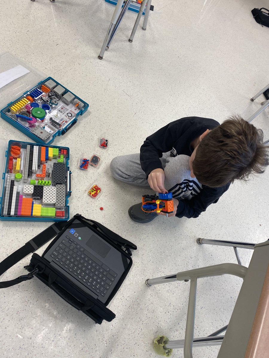 NMPSK5SCI's tweet photo. 5th Grade Engineers testing their Supercars! @SNIS_CT https://t.co/lv4C9yuatB
