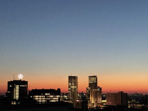 LynnParsonsUK's tweet photo. Thank You to Our Berlin Correspondent on the #EveningShow @magicfm #BerlinSunset #WindowOnYourWorld @MmmmmAndre https://t.co/rIGxEwW1WI