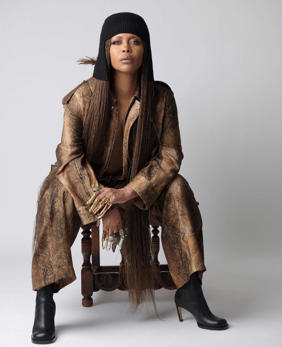 StreetFashion01's tweet photo. Erykah Badu for Burberry (2021) https://t.co/mJcfHnr2tn
