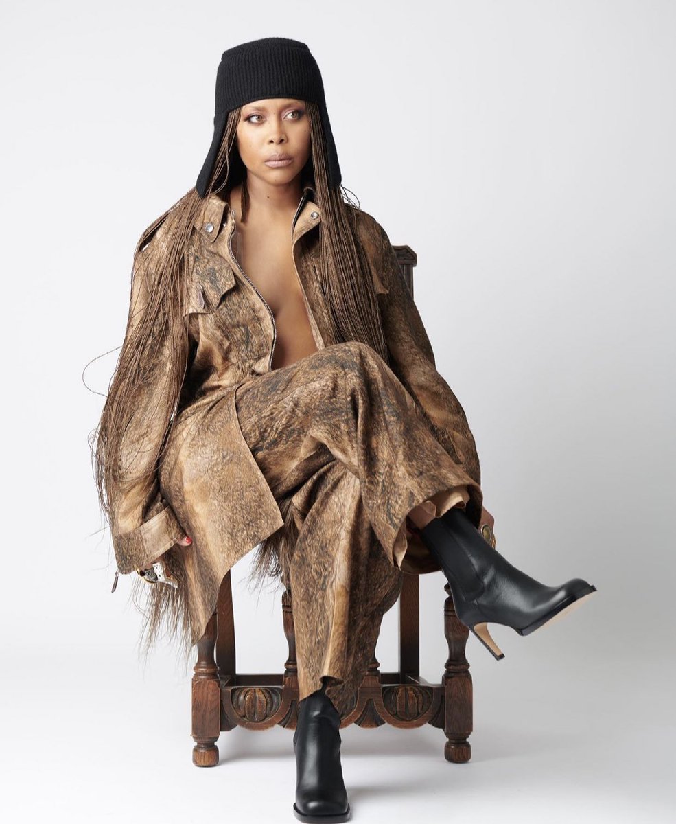 StreetFashion01's tweet photo. Erykah Badu for Burberry (2021) https://t.co/mJcfHnr2tn
