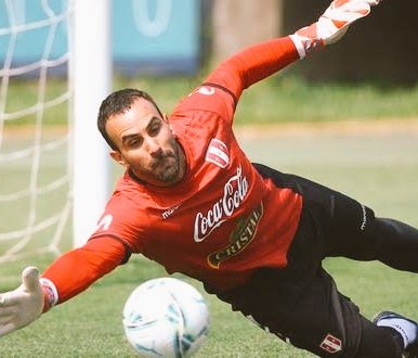 chullofc's tweet photo. ¡ÚLTIMAS BAJAS! 🚨🚑

El día de hoy, @SeleccionPeru confirmó que tendrá dos bajas de cara al partido del jueves en Montevideo. 🇵🇪🇺🇾

Se trata del portero José Carvallo (apendicitis) y el defensor Miguel Araujo (Covid-19).

✍️ Se decidió llamar al portero Carlos Cáceda (Melgar FC) https://t.co/RFpBaDSqzJ