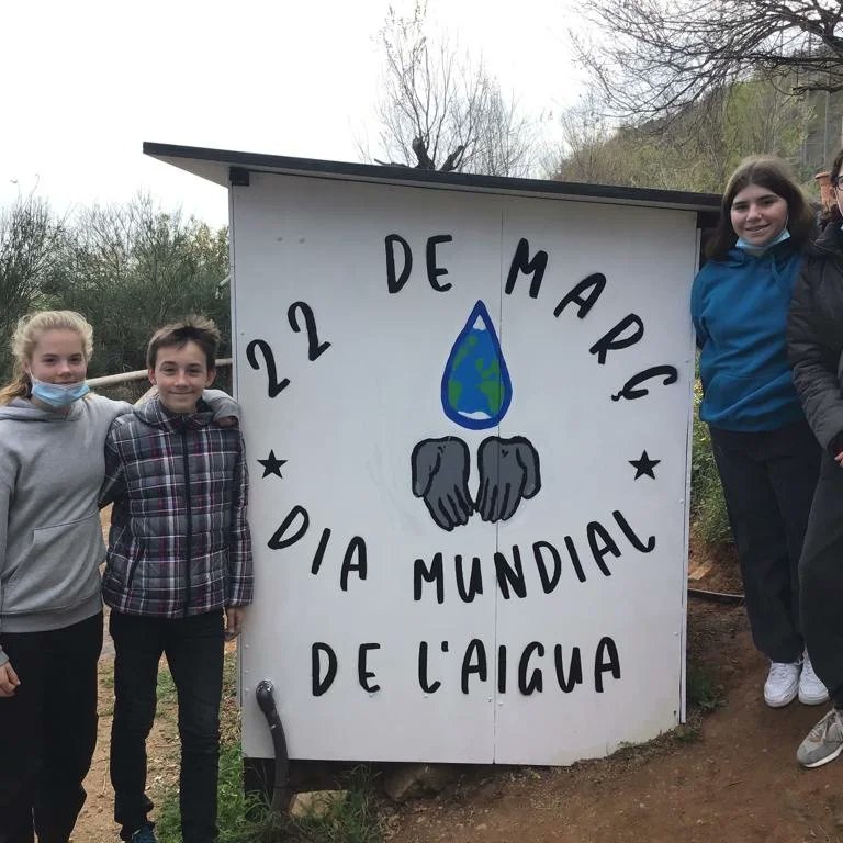thaubarcelona's tweet photo. Els darrers 3 mesos, alumnat de #2nEsoThauBcn ha estat treballant amb la Belén del Castillo, mestra de plàstica, en la creació i el disseny d’un dibuix per celebrar el 22 de març, dia mundial de l’aigua. Unes mans que recullen una gota d’aigua. #fentverd #escolessostenibles https://t.co/1Bp3P6KiJv
