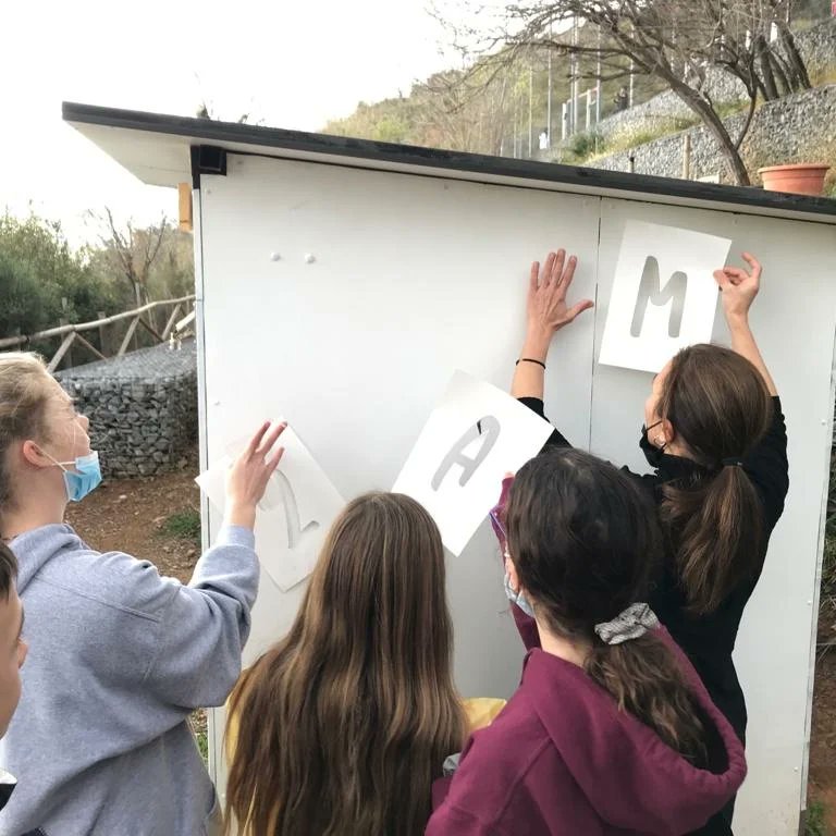 thaubarcelona's tweet photo. Els darrers 3 mesos, alumnat de #2nEsoThauBcn ha estat treballant amb la Belén del Castillo, mestra de plàstica, en la creació i el disseny d’un dibuix per celebrar el 22 de març, dia mundial de l’aigua. Unes mans que recullen una gota d’aigua. #fentverd #escolessostenibles https://t.co/1Bp3P6KiJv