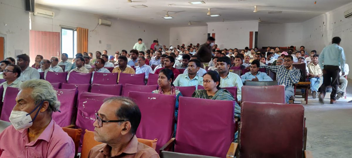 दिनांक 22-03-22 को माध्यमिक शिक्षा परिषद की हाईस्कूल एवं इण्टरमीडिएट की परीक्षा को नकल विहीन तथा शांतिपूर्ण सम्पन्न कराने के लिये सभी सेक्टर/जोनल/स्टेटिक मजिस्ट्रेट के साथ बैठक की गयी एवं आवश्यक दिशा-निर्देश दिए गये। <a href="/UPGovt/">Government of UP</a> <a href="/CMOfficeUP/">CM Office, GoUP</a> <a href="/InfoDeptUP/">Information and Public Relations Department, UP</a> <a href="/ShishirGoUP/">Shishir🇮🇳</a>