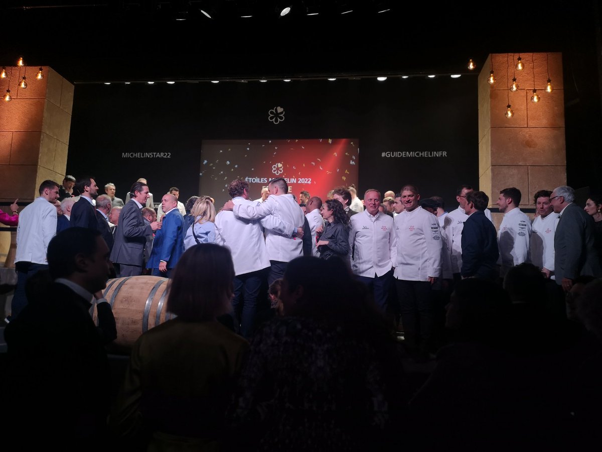 Cognac_Official's tweet photo. Retour en images depuis #Cognac. Les talentueux étoilés de cette nouvelle cérémonie des Étoiles du @guideMichelinFR 2022 viennent d’être révélés. Félicitations !
Nous sommes heureux que cette nouvelle promotion porte une veste sous le signe d'#ExploreCognac. https://t.co/mmnaO29YkJ