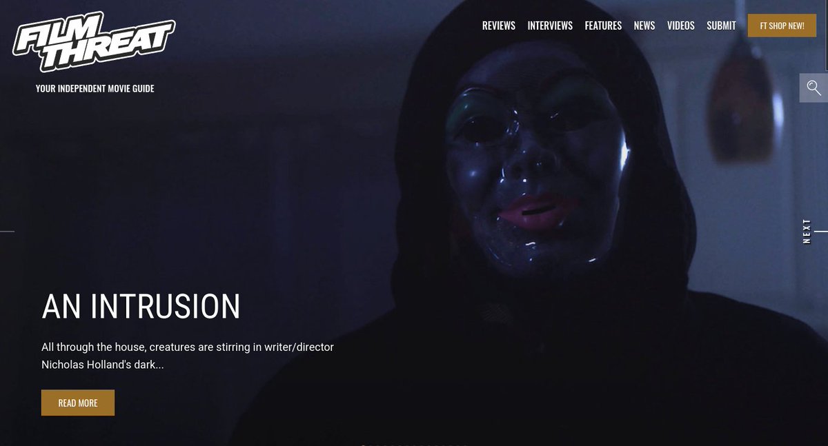 FilmThreat's tweet image. “…behind a large plastic Santa, she sees a hooded figure wearing a spooky mask.” The killer of An Intrusion chases Michael Talbot-Haynes all through the house.
filmthreat.com/reviews/an-int… #SupportIndieFilm #AnIntrusion #Thriller