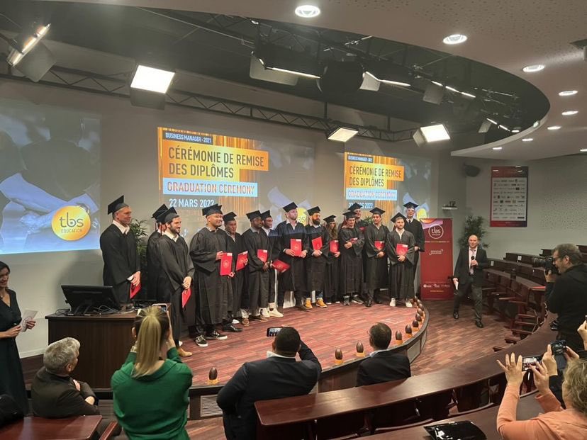Fin de cette soirée #GraduationTBS !✨
 
Félicitations à nos 36 diplômés "Business Manager - Sportifs de Haut niveau avec <a href="/ProvaleRugby/">Provale</a>" pour leur énergie, leur détermination et leur persévérance dans leur reprise d'études ! 👏
 
Bienvenue à eux dans la famille <a href="/TBSAlumni/">TBS Alumni</a> ! 👩‍🎓👨‍🎓