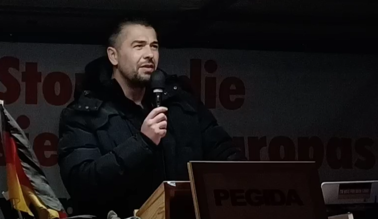 ddwiedersetzen's tweet photo. Die gesellschaftlichen Randexistenzen bei Pegida betreiben mal wieder rassistische #Hetze, indem anderen unterstellt wird, sie wollten sich vom Sozialstaat nur bereichern. Wie zu erwarten geht es bei Irfan Peci mit einer äußerst widerwärtigen #Hetzrede weiter. #FghtPegida #DD2203 https://t.co/W6V5Gd32Lv