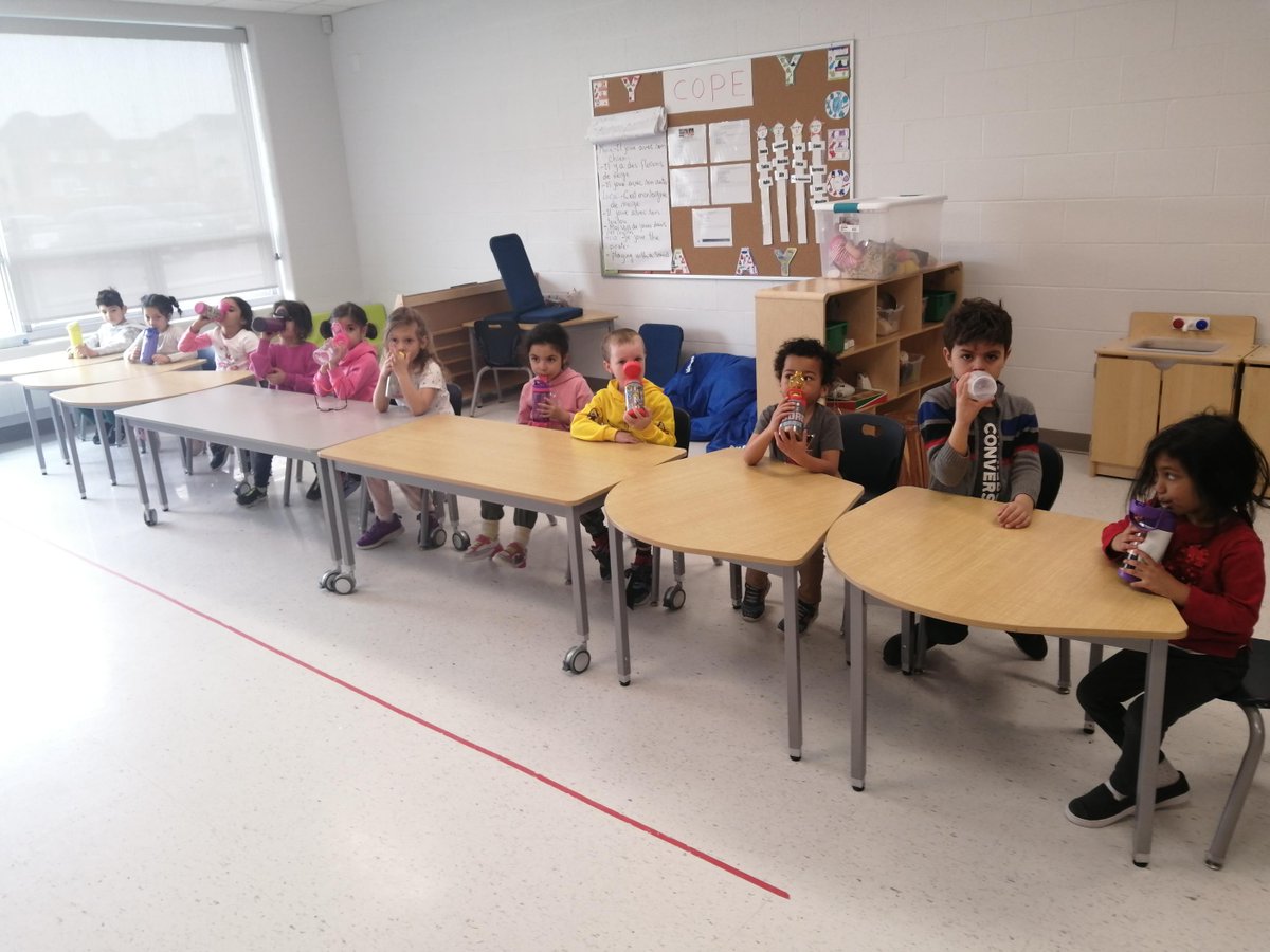 À l'école Dyane-Adam, nous célébrons la journée mondiale de l'eau. C'est une activité écoécoles-Canada pour souligner l'importance d'avoir de l'eau potable autour de nous. Le 22 mars , tous les élèves et les membres du personnel ont pris une grande gorgée d'eau.