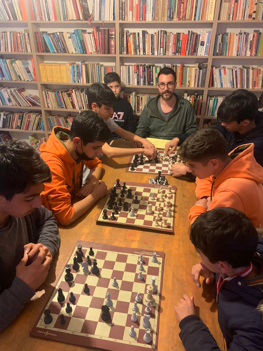 himbeles's tweet photo. Ben hem bir hekimim hem de 6 senelik gönüllü bir kütüphanecim. Bugün çocuklarla gençlerle 2. satranç turnuvamızı gerçeklestirdik Mecburiden dönünce bir de baktım minik dostlarım büyuyüp genç olmuşlar. Hekimliğin yıprattığı ruhumu kütüphaneyle iyileştiyorum😌 @MadenliK
#doktorlar https://t.co/4wB5UQwyQQ